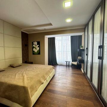 Василя Стуса вул., (Будинок 4)