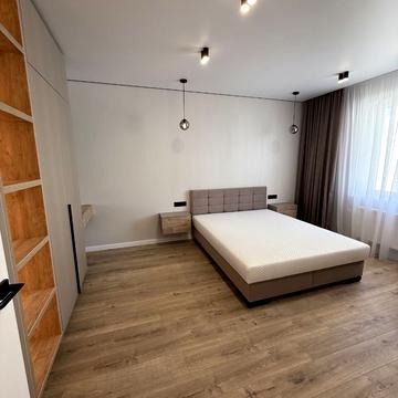 Студентська вул., 30