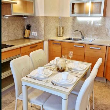 Анни Ахматової вул., 30