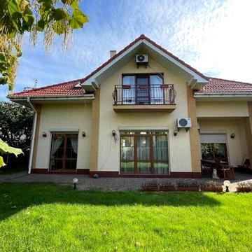 Весняна вул.