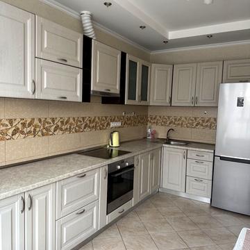 Анни Ахматової вул., 32/18