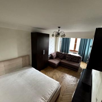 Романа Ратушного вул. (Волгоградська), 37