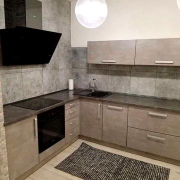 Анни Ахматової вул., 32/18