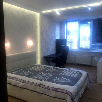 Дніпровська набережна вул., 1