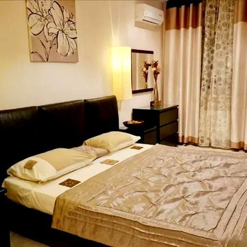 Анни Ахматової вул., 30