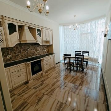 Перлинна вул., 1