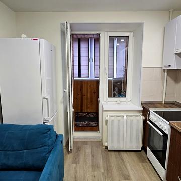 Стадіонна вул., 6