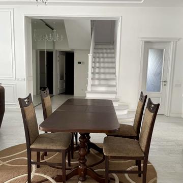 Вишнева вул., 1