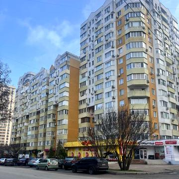 Академіка Сахарова вул., 36