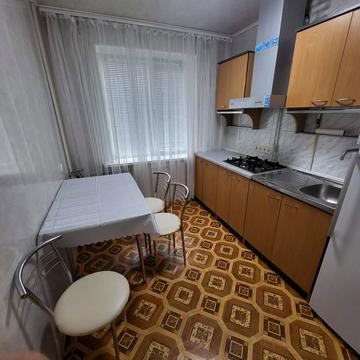 Менахем-Мендл Шнеєрсона вул. (Мініна), 11