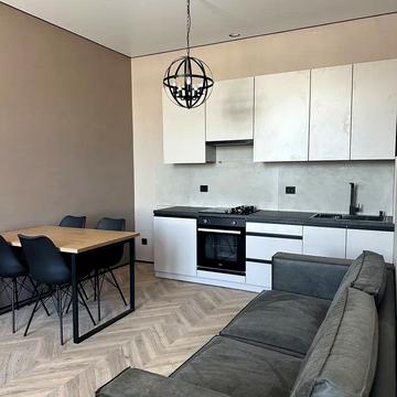 Леоніда Каденюка вул., 4