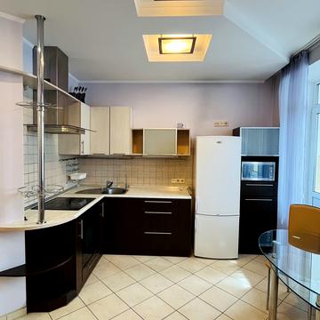 Миколи Бажана просп., 12