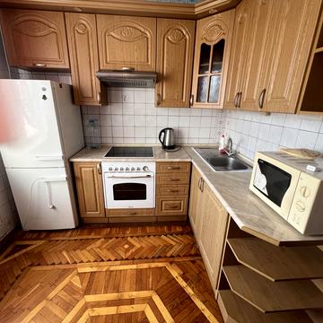 Анни Ахматової вул., 25