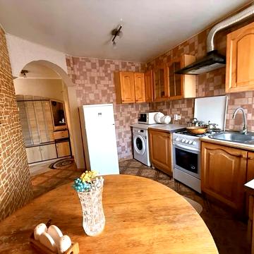 Підмонастирська вул., 11