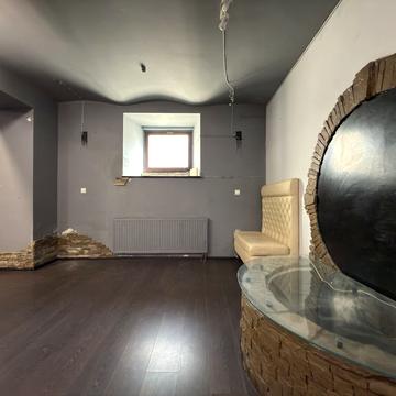 Скельна вул., 1