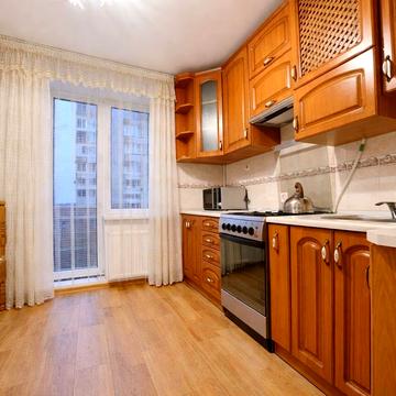 Євгена Коновальця вул., 3