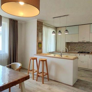 Петрівська вул., 9