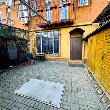 Араратська вул., 13