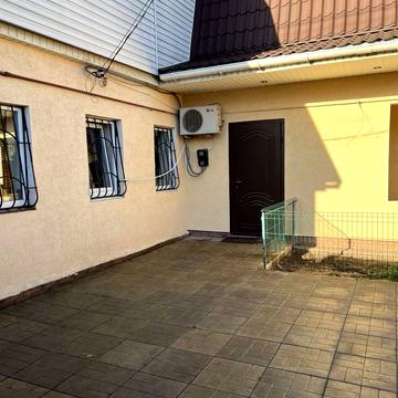 Роздільна вул., 2