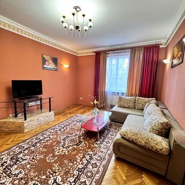 Гетьмана Петра Дорошенка вул. (Жовтнева), 40