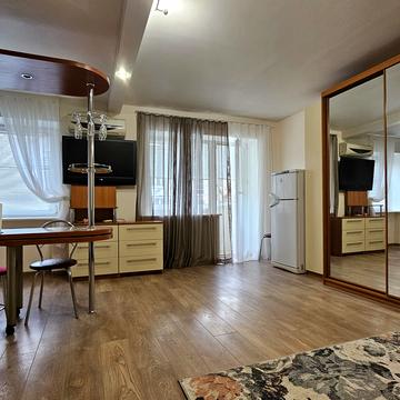 Дмитра Яворницького просп. (Карла Маркса), 4