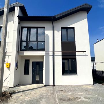 Місячна вул.