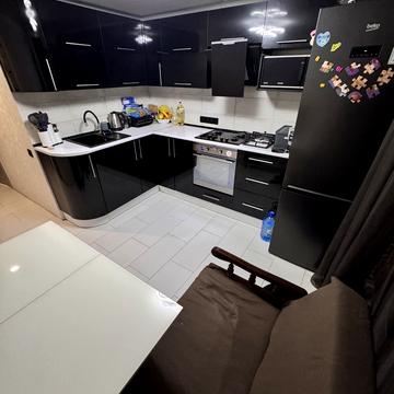 Ньютона вул., 6