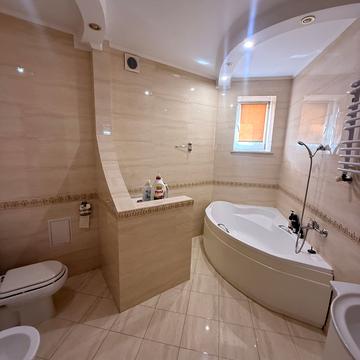 Вячеслава Чорновола просп. (), 16є