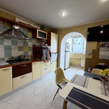 Академіка Філатова вул., 70/1