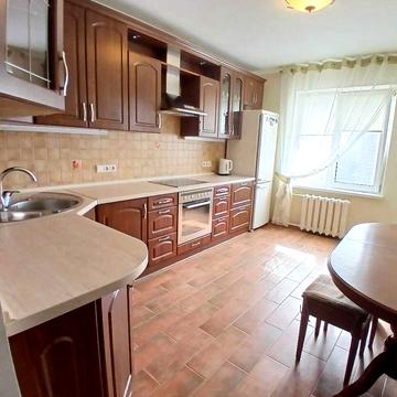 Анни Ахматової вул., 37