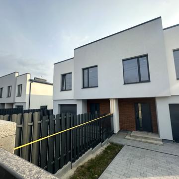 Сонячна вул., 8