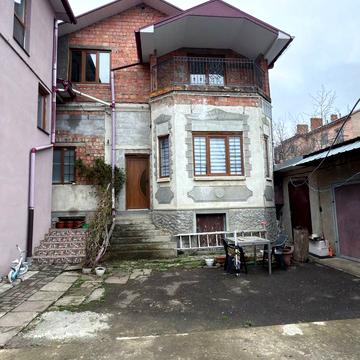 Олега Ольжича вул., 11