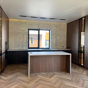 Центральна вул.