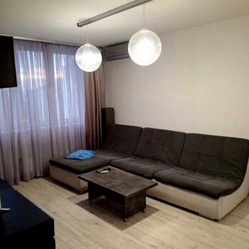 Анни Ахматової вул., 32/18