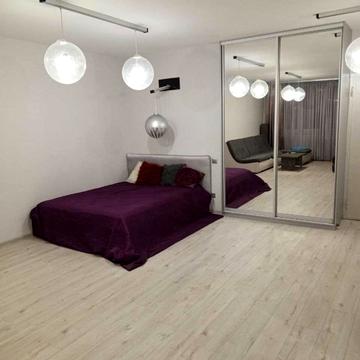 Анни Ахматової вул., 32/18