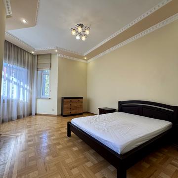 Євгена Коновальця вул. (), 109