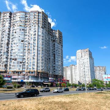 Анни Ахматової вул., 30