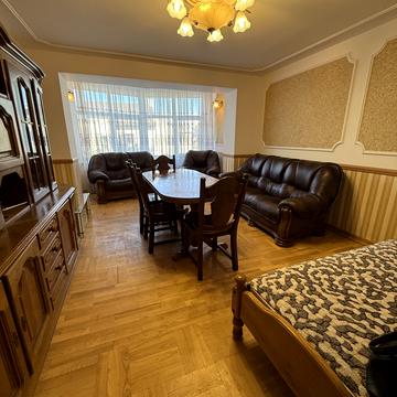 Євгенії Ярошинської вул., 6