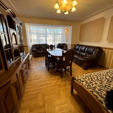 Євгенії Ярошинської вул., 6