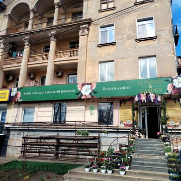 Захисників України пл. (Визволення), 3