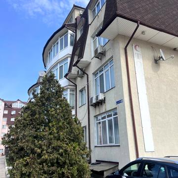 Яблунева вул., 6