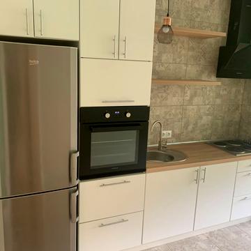 Академіка Амосова вул., 67