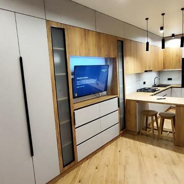 Угорська вул., 12