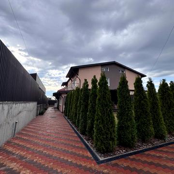 Андріївська, 27