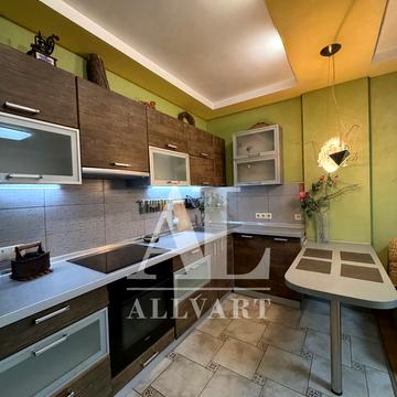 Анни Ахматової вул., 6