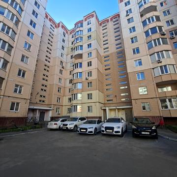 Володимира Момота вул., 42