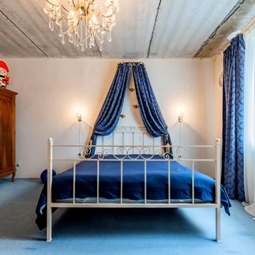 Валерія Лобановського вул., 18