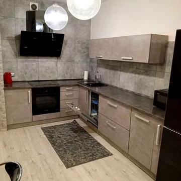 Анни Ахматової вул., 32/18