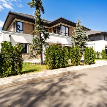 Центральна вул.