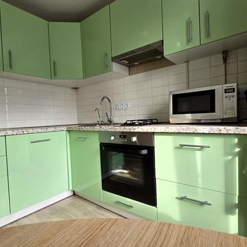 Менахем-Мендл Шнеєрсона вул. (Мініна), 3